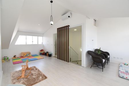 Casa à venda com 211m², 3 quartos e 3 vagasÁtico
