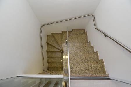 Casa à venda com 211m², 3 quartos e 3 vagasEscadas