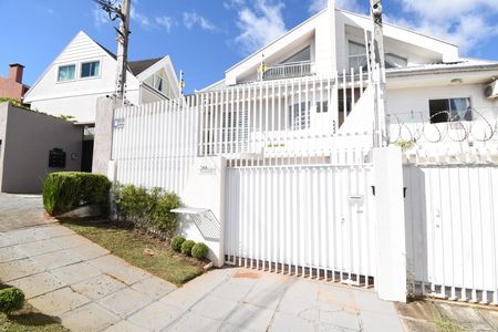 Casa à venda com 211m², 3 quartos e 3 vagasFachada