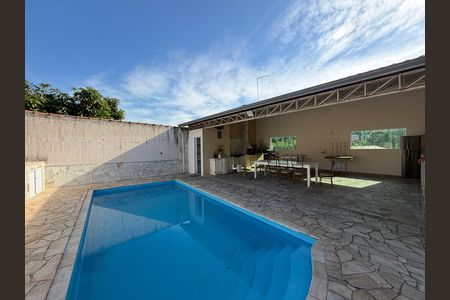 Casa à venda com 496m², 4 quartos e 4 vagasQuintal com churrasqueira e piscina