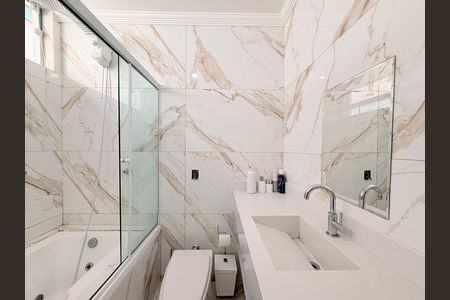 Casa à venda com 496m², 4 quartos e 4 vagasBanheiro da Suíte