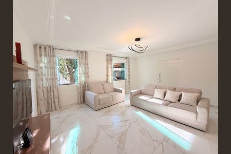 Casa à venda com 496m², 4 quartos e 4 vagasSala
