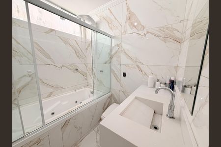 Casa à venda com 496m², 4 quartos e 4 vagasBanheiro da Suíte
