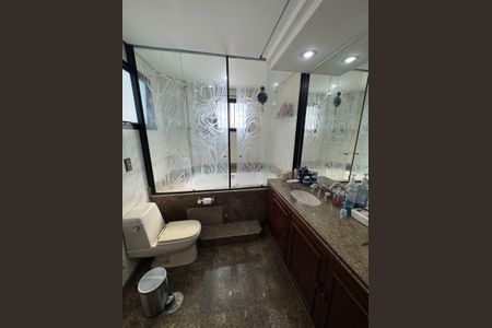 Apartamento à venda com 242m², 4 quartos e 3 vagas Apartamento à venda com 242m², 4 quartos e 3 vagasBanheiro da Suíte