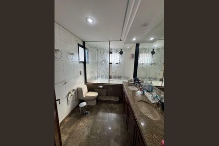 Apartamento à venda com 242m², 4 quartos e 3 vagas Apartamento à venda com 242m², 4 quartos e 3 vagasBanheiro da Suíte