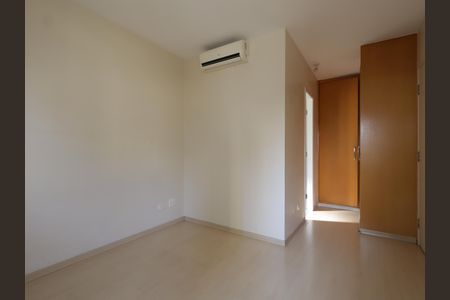 Casa de condomínio à venda com 245m², 4 quartos e 3 vagasSuíte 1