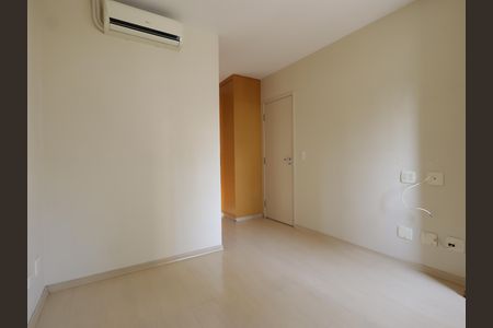 Casa de condomínio à venda com 245m², 4 quartos e 3 vagasSuíte 1