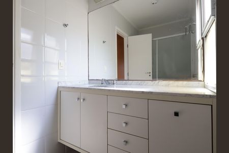 Casa de condomínio à venda com 245m², 4 quartos e 3 vagasBanheiro da Suíte 1