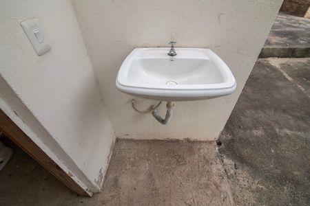 Casa para alugar com 68m², 2 quartos e 2 vagas Casa para alugar com 68m², 2 quartos e 2 vagasBanheiro Externo