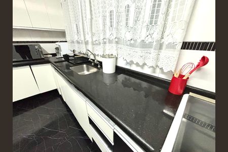 Casa à venda com 100m², 3 quartos e 2 vagas Casa à venda com 100m², 3 quartos e 2 vagasCozinha - Armários