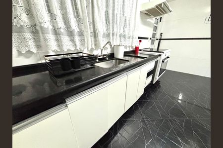 Casa à venda com 100m², 3 quartos e 2 vagas Casa à venda com 100m², 3 quartos e 2 vagasCozinha - Armários