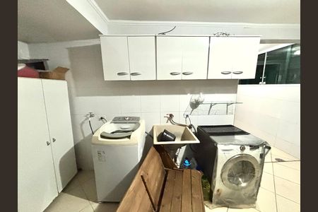 Casa à venda com 100m², 3 quartos e 2 vagas Casa à venda com 100m², 3 quartos e 2 vagasÁrea de serviço