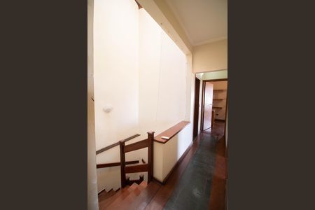 Casa para alugar com 240m², 6 quartos e 2 vagas Casa para alugar com 240m², 6 quartos e 2 vagasCORREDOR DOS QUARTOS