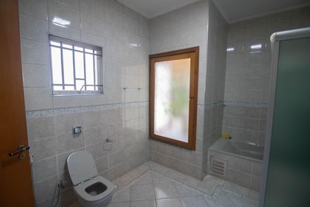 Casa para alugar com 240m², 6 quartos e 2 vagas Casa para alugar com 240m², 6 quartos e 2 vagasBANHEIRO DA SUÍTE