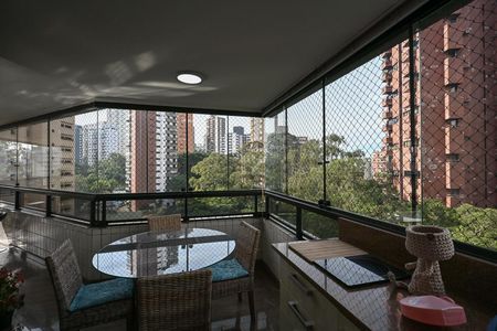 Apartamento à venda com 229m², 4 quartos e 4 vagasVaranda