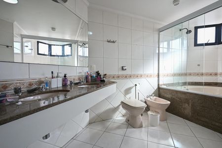 Apartamento à venda com 229m², 4 quartos e 4 vagasBanheiro da Suíte  3