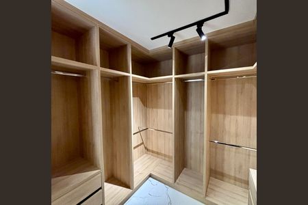 Casa à venda com 231m², 4 quartos e 3 vagas Casa à venda com 231m², 4 quartos e 3 vagasCloset da suíte