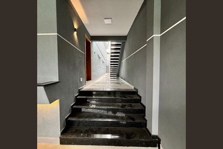 Casa à venda com 231m², 4 quartos e 3 vagas Casa à venda com 231m², 4 quartos e 3 vagasEscada