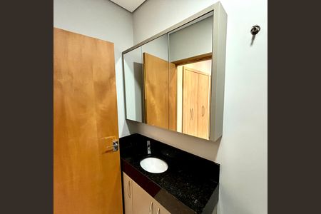 Casa à venda com 231m², 4 quartos e 3 vagas Casa à venda com 231m², 4 quartos e 3 vagasBanheiro 2