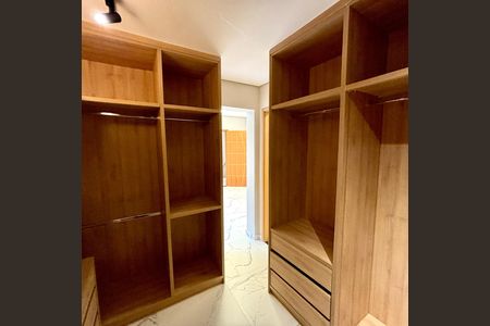 Casa à venda com 231m², 4 quartos e 3 vagas Casa à venda com 231m², 4 quartos e 3 vagasCloset da suíte