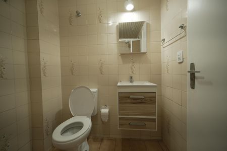 Banheiro de kitnet/studio para alugar com 1 quarto, 39m² em Cristo Rei, Curitiba