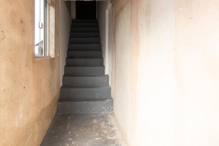 Casa para alugar com 70m², 2 quartos e 1 vaga Casa para alugar com 70m², 2 quartos e 1 vagaEscada
