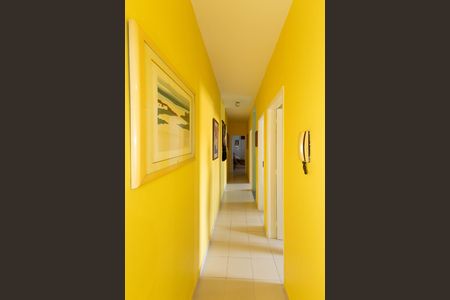 Casa para alugar com 286m², 5 quartos e 4 vagas Casa para alugar com 286m², 5 quartos e 4 vagasCorredor