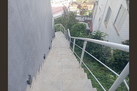 Casa à venda com 250m², 3 quartos e 2 vagas Casa à venda com 250m², 3 quartos e 2 vagasEscada