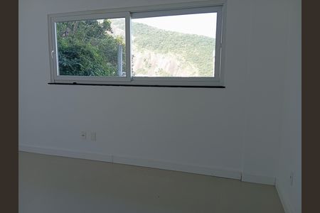 Casa à venda com 250m², 3 quartos e 2 vagas Casa à venda com 250m², 3 quartos e 2 vagasQuarto