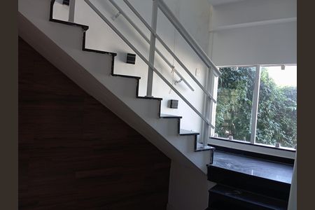 Casa à venda com 250m², 3 quartos e 2 vagas Casa à venda com 250m², 3 quartos e 2 vagasEscada interna