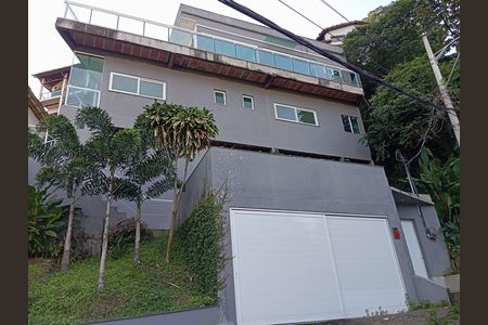 Casa à venda com 250m², 3 quartos e 2 vagas Casa à venda com 250m², 3 quartos e 2 vagasFachada