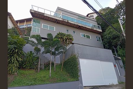 Casa à venda com 250m², 3 quartos e 2 vagas Casa à venda com 250m², 3 quartos e 2 vagasFachada
