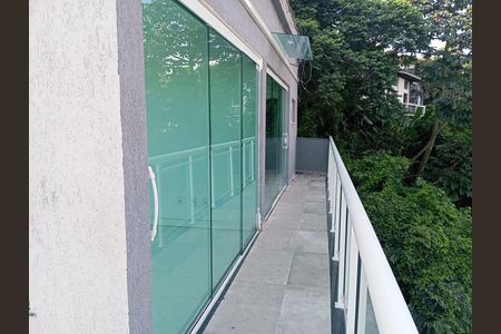 Casa à venda com 250m², 3 quartos e 2 vagas Casa à venda com 250m², 3 quartos e 2 vagasÁrea externa
