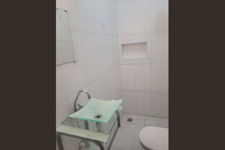 Banheiro de casa para alugar com 2 quartos, 55m² em Jardim das Oliveiras, São Paulo