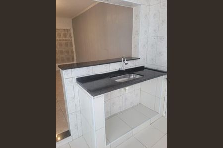Cozinha de casa para alugar com 2 quartos, 55m² em Jardim das Oliveiras, São Paulo