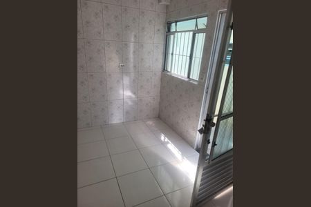 Cozinha de casa para alugar com 2 quartos, 55m² em Jardim das Oliveiras, São Paulo