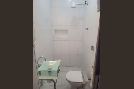 Banheiro  de casa para alugar com 2 quartos, 55m² em Jardim das Oliveiras, São Paulo