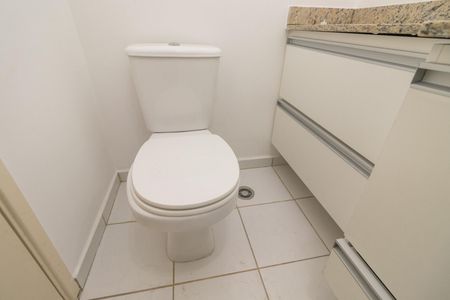 Apartamento à venda com 68m², 2 quartos e 2 vagas Apartamento à venda com 68m², 2 quartos e 2 vagasBanheiro da Suíte