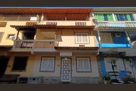 Casa de condomínio para alugar com 166m², 3 quartos e 1 vaga Casa de condomínio para alugar com 166m², 3 quartos e 1 vagaFachada