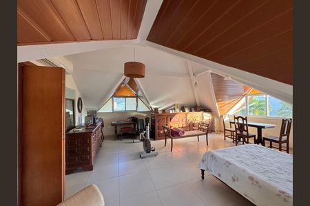 Casa de condomínio à venda com 270m², 4 quartos e 2 vagas