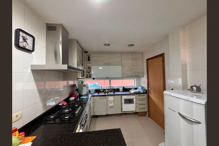 Casa de condomínio à venda com 270m², 4 quartos e 2 vagas