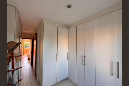 Casa de condomínio à venda com 270m², 4 quartos e 2 vagas