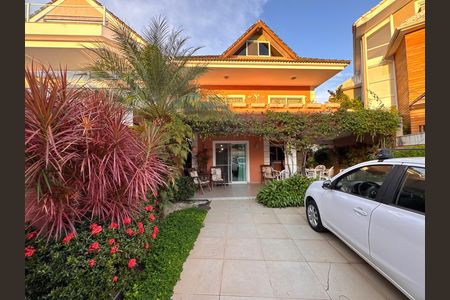Casa de condomínio à venda com 270m², 4 quartos e 2 vagas
