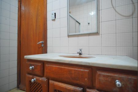 Banheiro de apartamento para alugar com 1 quarto, 68m² em Vila Ipiranga, Porto Alegre