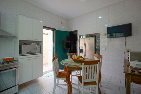 Casa à venda com 230m², 4 quartos e 3 vagas
