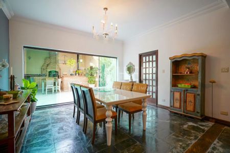 Casa à venda com 230m², 4 quartos e 3 vagas