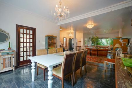 Casa à venda com 230m², 4 quartos e 3 vagas
