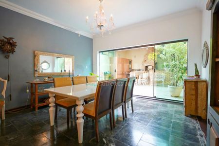 Casa à venda com 230m², 4 quartos e 3 vagas