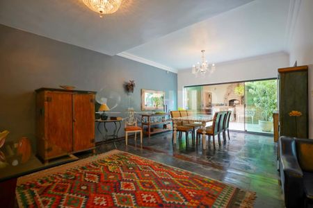 Casa à venda com 230m², 4 quartos e 3 vagas