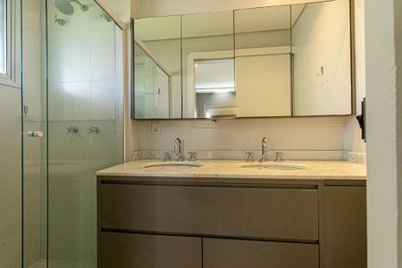 Apartamento para alugar com 165m², 4 quartos e 3 vagas Apartamento para alugar com 165m², 4 quartos e 3 vagasBanheiro da Suite 2